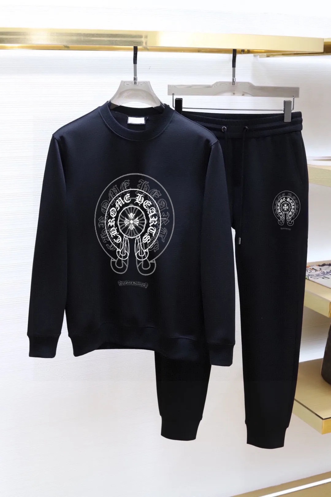 🅿️380 straight [ChampionHearts] (Fat Man Gospel) popular set is coming. Focus on the original version of the official website. 2025 new popular sweatshirt set. The original order is the best. 🇭🇰The meticulous work of top designers. It has a fitting and perfect upper body effect. 100% natural high-quality Roman cotton, close-fitting comfort, noble and elegant! Original hardware embodies elegance and nobility! Counter size: M-5XL (maximum wear up to 220 pounds)